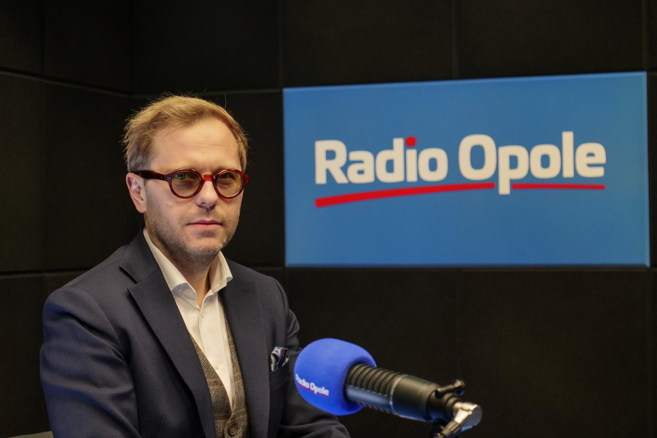 Adwokat Łukasz Piekarczyk w studiu Radia Opole